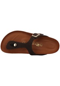 Brązowe skórzane sandały z pojedynczym ciemnym paskiem i srebrną klamrą. Wyprofilowana brązowa wkładka z wytłoczonym logo. Płaska podeszwa.