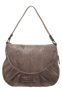 Hnědá kožená kabelka s zakřiveným klopovým uzávěrem, strukturovaným povrchem a jedním ramenním popruhem. Na přední straně je vyraženo logo.