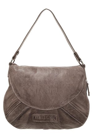 Sac à main en cuir marron avec un rabat courbé, une surface texturée et une seule bandoulière. Présente un logo embossé à l'avant.