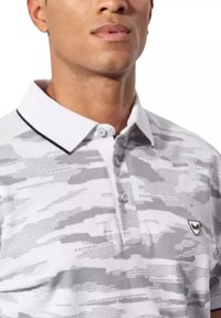 Grijze polo met een gestructureerd camouflagepatroon, een witte kraag met zwarte rand en een klein logo op de linkerborst.