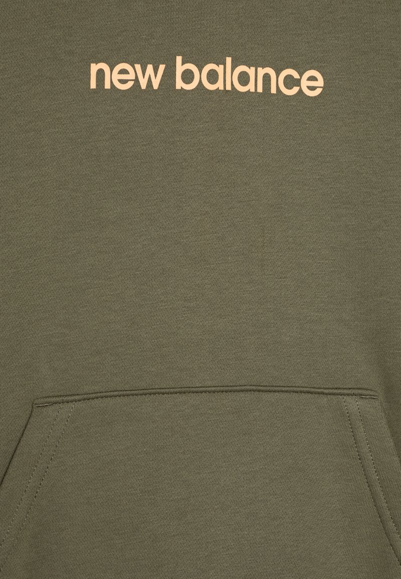 Sweat à capuche vert olive avec une poche kangourou, arborant un grand logo "new balance" de couleur pêche clair sur le devant. Matériau doux et texturé.
