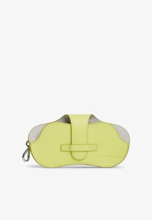 Gult læderetui med rund form, der har en frontklaplukning og en sølvfarvet lynlåstrækker. Indersiden er foret med blødt materiale.