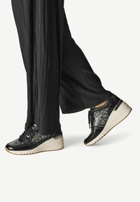 Marco Tozzi Sportbačiai - black comb