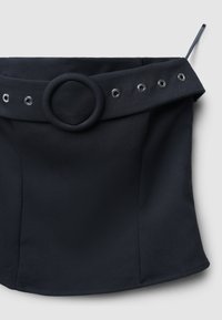 Schwarzer Stoffrock mit breitem Bund, der eine runde Gürtelschlaufe und silberne Ösen aufweist. Glatte Textur und strukturierte Form.