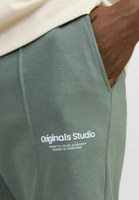 Jack & Jones JPSTKANE VESTERBRO - Tracksuit bottoms - laurel wreath