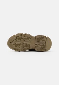 Steve Madden POSSESSIONE - Baskets basses - olive distressed