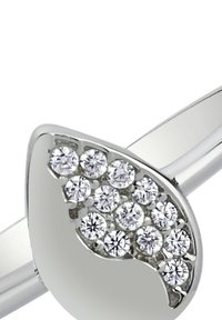 Bague en argent avec une surface polie, présentant un design semi-ovale orné de multiples pierres précieuses claires et étincelantes disposées en courbe.