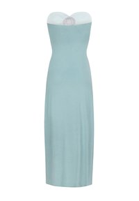 Robe longue sans bretelles en tissu bleu clair, dotée d'un corsage ajusté et d'un accent décoratif en silver au niveau du décolleté. Texture lisse.