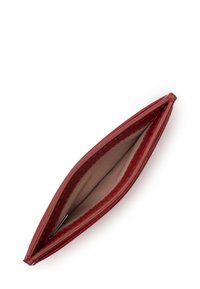 Portafoglio in pelle rossa con una texture liscia, design affusolato e cuciture a contrasto. Fodera interna beige visibile lungo i bordi.