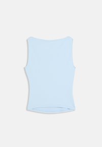 Ανοιχτό μπλε αμάνικη μπλούζα με στρογγυλή λαιμόκοψη και εφαρμοστή σχεδίαση. Μαλακό, ελαστικό ύφασμα με λεία υφή και καμπύλη γραμμή βάσης.