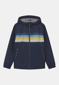 Granatowa kurtka wiatrówka z szarym wnętrzem, z poziomymi paskami w kolorach niebieskim, jasnoniebieskim i żółtym na wysokości klatki piersiowej oraz dwoma bocznymi kieszeniami.