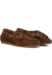 Braune Wildleder-Mokassinschuhe mit Fransenakzenten, gestickten Details und Gummisohlen. Klassisches Design mit einer flexiblen, bequemen Passform.