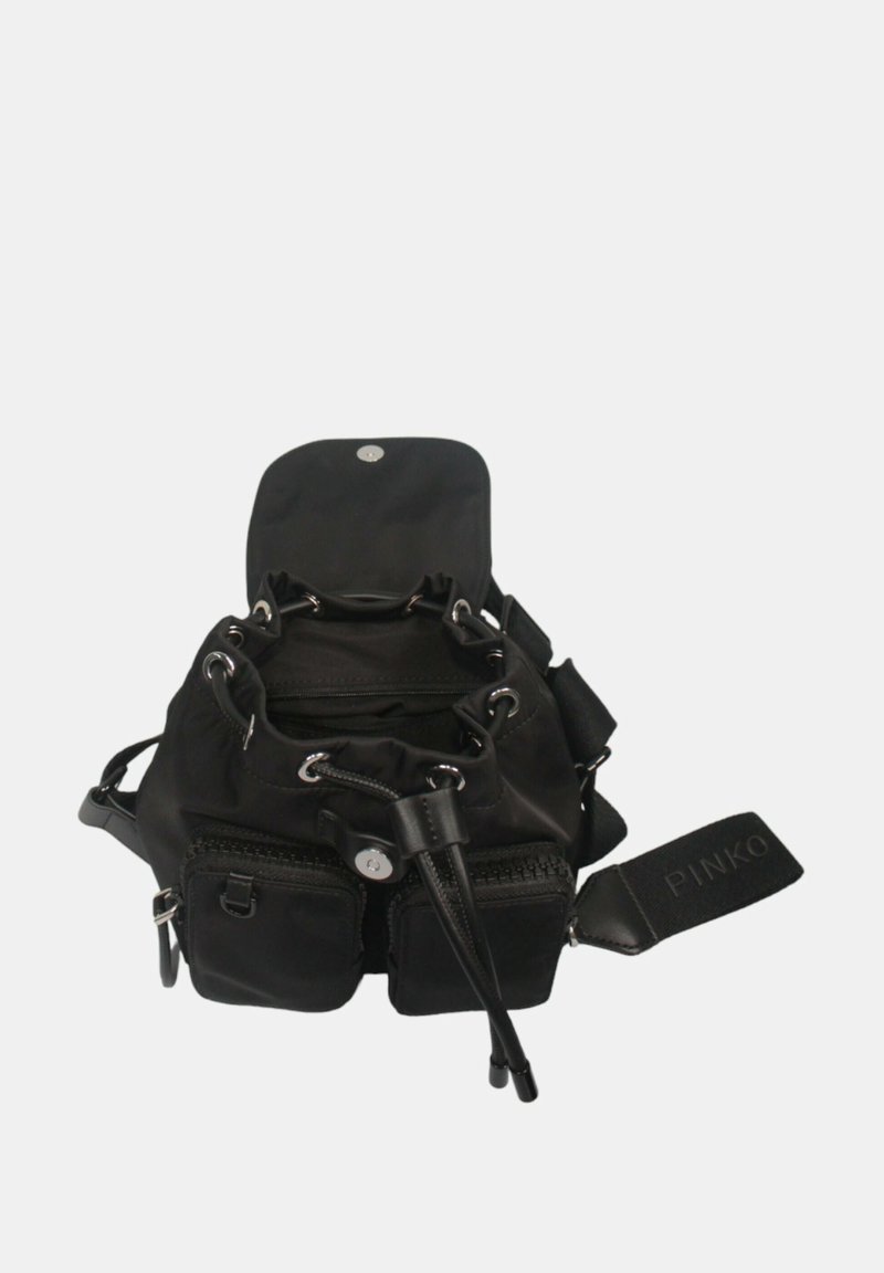 Schwarze Nylon-Tasche mit einem Zugverschluss oben, zwei Fronttaschen und silberfarbenen Beschlägen. Verfügt über einen abnehmbaren Schulterriemen und ein angenähtes Markenschild.