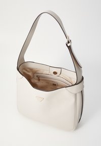 Borsa a spalla in pelle beige con texture liscia, accenti marroni, tracolla singola e tasca interna con zip adornata da un motivo con logo 'GUESS'.