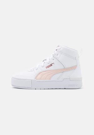 Biały tenisówka Puma za kostkę z jasnoróżowym paskiem, sznurowanym przodem i grubą, teksturowaną podeszwą.