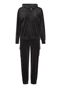 Tuta in velluto nero con hoodie a mezza zip e pantaloni in stile cargo. Tessuto morbido, vestibilità rilassata e polsini elasticizzati. Tasche laterali notevoli.
