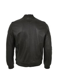 Schwarze Leder-Bomberjacke mit gerippten Bündchen und Kragen. Glatte Textur und schlichtes Design, das einen klaren, minimalistischen Stil präsentiert.