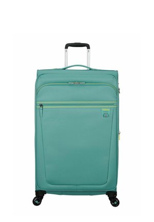 Valise souple de couleur sarcelle avec poignée télescopique, deux poches avant zippées et quatre roues pivotantes, posée debout sur un fond blanc.