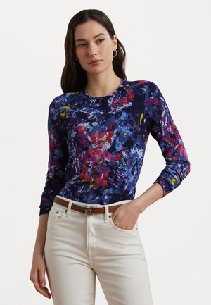 Langermet blomstret topp, blå base med rosa og gule detaljer, rund hals, tettsittende design. Kombiner med kremfargede bukser og brun belte.