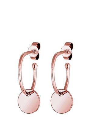 Boucles d'oreilles créoles en or rose avec des pendentifs circulaires plats, fixées par des attaches papillon.