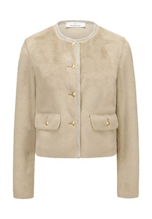 Beige Kunstfell cropped Jacke mit rundem Ausschnitt, Knopfverschluss, zwei vorderen Taschen und silberfarbener Zierleiste entlang der Öffnung.