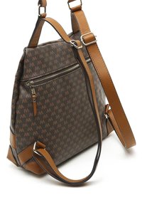 Brun mönstrad handväska med en texturerad yta, med en dragkedjeficka, justerbar axelrem och kontrasterande läderdetaljer.