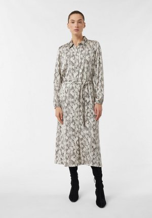 Hemdkleid aus leichtem, Schlangenprintstoff mit Knopfleiste, langen Ärmeln und einem passenden Gürtel in der Taille. Die Farben sind Creme und Schwarz.