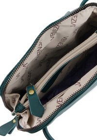 Grøn skuldertaske i læder med to beige rum med lynlås, foret med mærket stof og læder lynlås-ender med messing-nitter.