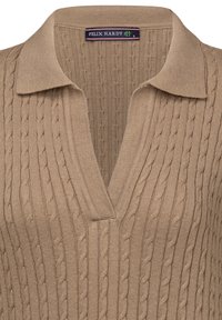 Maglione lavorato a maglia beige con una texture a costine, caratterizzato da un collo a V e un colletto, etichettato "FELIX HARDY."