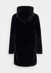 Manteau long en fausse fourrure noire avec capuche, vu de l'arrière, doté de manches longues et d'un ourlet droit.