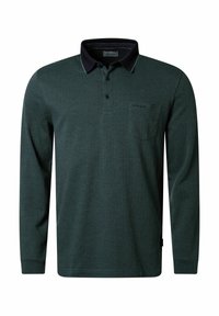 Donkergroen polo met lange mouwen, voorzien van een contrastkleurige zwarte kraag, een herringbone-structuur en een klein borstzakje. Twee-knops knoopsluiting.