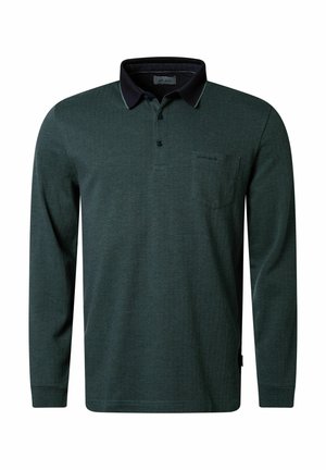 Polo a maniche lunghe di un verde scuro con colletto nero a contrasto, texture a spina di pesce e una piccola tasca sul petto. Chiusura con due bottoni.