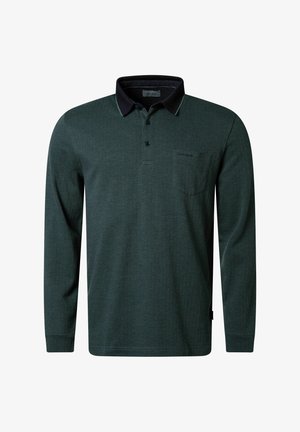 Polo a maniche lunghe di un verde scuro con colletto nero a contrasto, texture a spina di pesce e una piccola tasca sul petto. Chiusura con due bottoni.