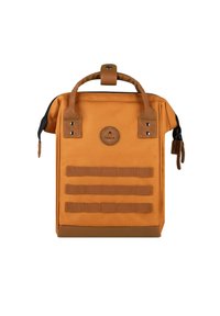 Oranger Canvas-Rucksack mit braunen Lederakzenten, oberem Griff, vorderem MOLLE-Gurtband und Reißverschlussverschluss. Dekorativer Aufdruck auf der Vorderseite.