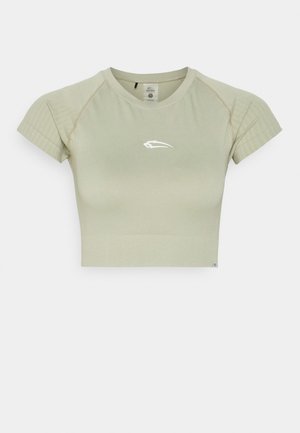 Lysegrøn kortærmet træningsshirt med rund hals og lille hvidt logo på brystet.