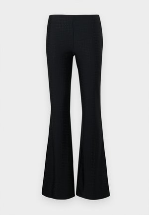 Calças pretas de estilo flared feitas de um tecido leve, com um padrão perfurado discreto. A silhueta é ajustada na coxa, alargando-se na parte inferior.