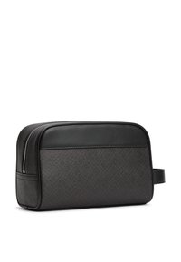 Μαύρο toiletry bag από δερματίνη με υφή, με κλείσιμο με φερμουάρ και πλαϊνή λαβή, απεικονίζεται σε λευκό φόντο.