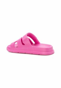 Sandalia de plástico rosa con punta abierta, dos correas recortadas y una suela gruesa. Textura suave, diseño ligero para uso casual.