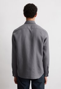 Camicia grigia a maniche lunghe realizzata in un mix di lino, con colletto e polsini abbottonati, caratterizzata da un orlo dritto e una sottile texture.