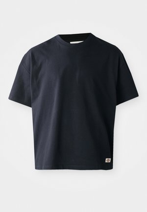 Marineblå kortærmet T-shirt med rund hals og et lille rektangulært brandlogo nær den nederste søm på forsiden til højre.