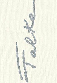 Tessuto crema con testo ricamato grigio chiaro, caratterizzato da una texture morbida e un design fluido della scrittura, che mette in evidenza uno stile elegante e scritto a mano.