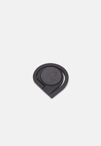 Sort cirkulær nøglering med en ergonomisk tåreform, der har en blank overflade og subtile teksturer på overfladen.