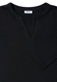 Schwarzes Baumwoll-T-Shirt mit V-Ausschnitt und langen Ärmeln. Das Etikett trägt die Aufschrift "CECIL". Einfaches Design ohne Muster oder Verzierungen.