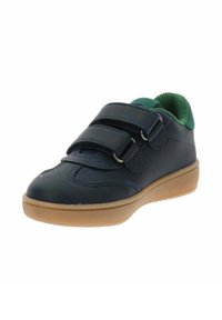 Scarpa di pelle blu navy con due fasce regolabili in velcro, fodera in tessuto verde, punta arrotondata e suola in gomma color sabbia.