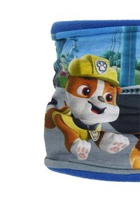 Fleece nekwarmer voor kinderen met een cartoon hond met een gele hoed, blauwe accenten en een kleurvolle achtergrond met bomen en gebouwen.