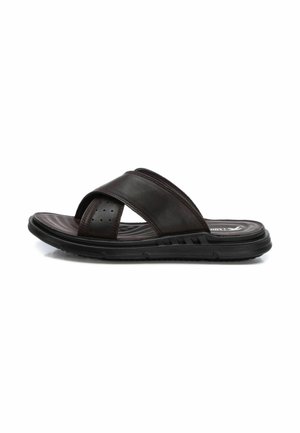 Sandali in pelle marrone con due cinghie curve, dettagli perforati, soletta testurizzata e suola in gomma nera flessibile.