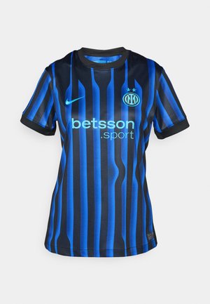 Μαύρη και μπλε ριγέ φανέλα ποδοσφαίρου με στρογγυλή λαιμόκοψη. Διαθέτει ελαφρώς μπλε λογότυπο "betsson.sport" και στρογγυλή εμβληματική ο�μάδα στο στήθος.