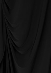 Musta kangas, jossa on sileä ja pehmeä pinta, esittäen hienosti laskostettuja ja virtaavia viivoja.