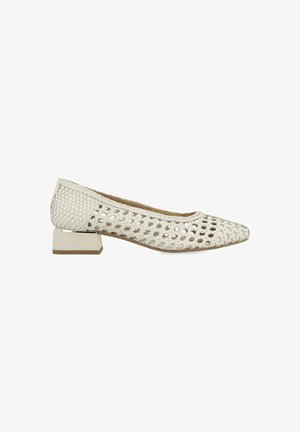 Chaussure ballet à bout pointu avec une texture tissée en blanc cassé. Présente un low block heel carré avec une finition glossy.