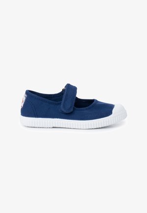 Scarpa in tela blu navy con punta e suola in gomma bianca. Presenta una pattina in Velcro per la chiusura. Design semplice e arrotondato senza motivi.